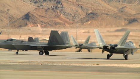 Varios-Aviones-De-Combate-F35-Taxi-En-Una-Pista