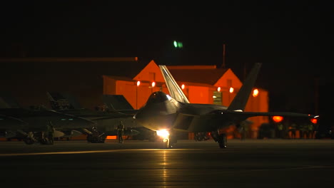 Un-Avión-De-Combate-F35-De-La-Fuerza-Aérea-De-Rodadura-En-Una-Pista-De-Aterrizaje-Por-La-Noche