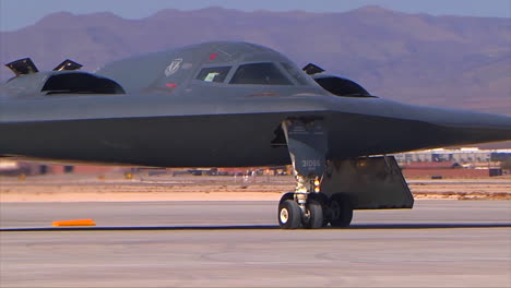 El-Air-Forcer-B2-Stealth-Bombardero-Taxis-En-La-Pista-1