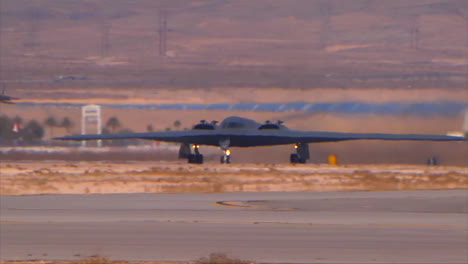 El-Bombardero-Furtivo-Air-Forcer-B2-Despega-De-Una-Base-Militar