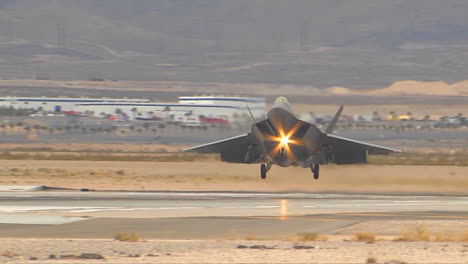 Aterrizaje-De-Un-Avión-De-Combate-F35-De-La-Fuerza-Aérea