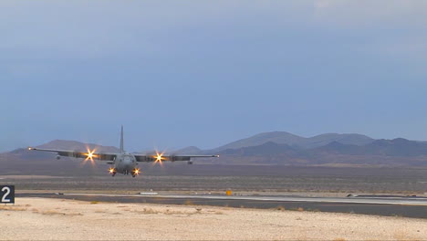 Eine-Luftwaffe-C130-Kommt-Zur-Landung