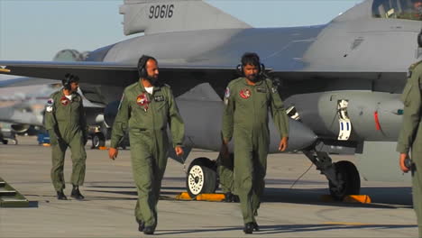 Pakistani-Air-Force-Pilots-Sit-In-The-Cockpits-Of-Fighter-Jets