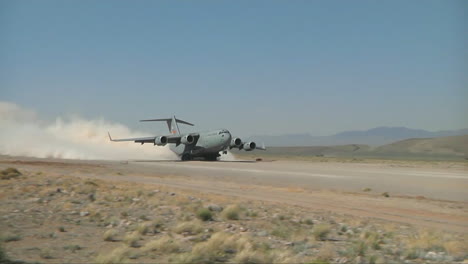 Ein-C130-Frachtflugzeug-Startet-Von-Einer-Unbefestigten-Landebahn-In-Der-Wüste-1