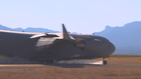 Ein-C130-Frachtflugzeug-Landet-Auf-Einer-Unbefestigten-Landebahn-In-Der-Wüste-4