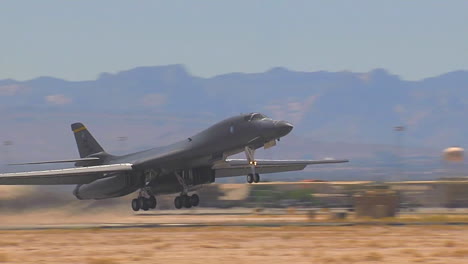 Air-Force-B1-Lancer-Despegando