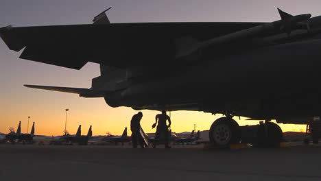 Los-Pilotos-De-Combate-Preparan-Sus-Aviones-En-Una-Pista-Al-Atardecer