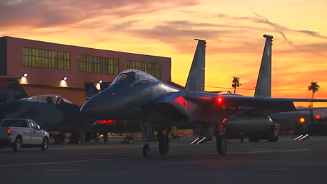 Aviones-De-Combate-F15-Taxis-En-Una-Pista-Al-Atardecer