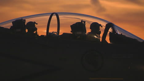 Aviones-De-Combate-F15-Taxis-En-Una-Pista-Al-Atardecer-1