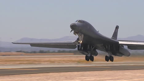 Air-Force-B1-Lancer-Despegando-1