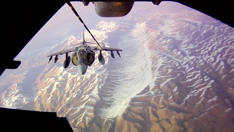 Ein-Düsenjäger-Tankt-In-Der-Luft-über-Afghanistan-1