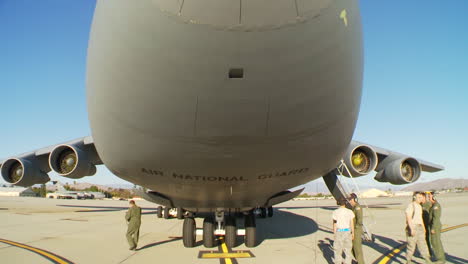 Pov-Aufnahme,-Die-In-Den-Nasenkegel-Eines-Transportflugzeugs-Der-Luftwaffe-Reist,-Enthüllt-Die-Luftnationalgarde