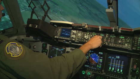 Air-Force-Pilots-Train-In-A-Flight-Simulator-1