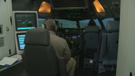 Air-Force-Pilots-Train-In-A-Flight-Simulator-4