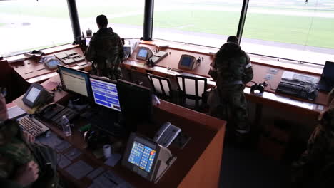 Actividades-En-Una-Torre-De-Control-En-Un-Aeropuerto