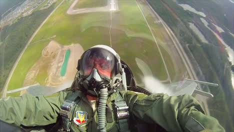 Tomas-Pov-Desde-La-Cabina-De-Un-Avión-De-Combate-Haciendo-Rollos-De-Barril