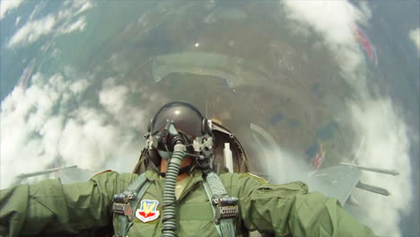 Tomas-Pov-Desde-La-Cabina-De-Un-Avión-De-Combate-Haciendo-Rollos-De-Barril-1