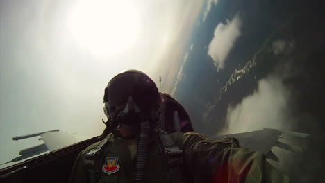 Tomas-Pov-Desde-La-Cabina-De-Un-Avión-De-Combate-Haciendo-Rollos-De-Barril-2