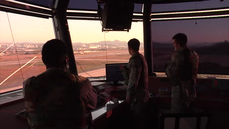 Actividades-En-Una-Torre-De-Control-En-Un-Aeropuerto-1