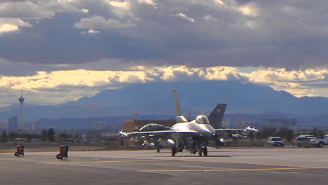 Los-Aviones-De-Combate-F15-Y-F16-Se-Alinean-Y-Ruedan-Para-El-Despegue-En-Un-Ejercicio-Militar-7