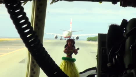 Pov-Desde-La-Cabina-De-Un-Gran-Avión-Militar-En-Rodaje-Con-Una-Muñeca-Hula-Dando-Vueltas