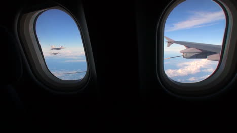 Pov-Por-La-Ventana-De-Un-Avión-Con-Aviones-De-Combate-Afuera