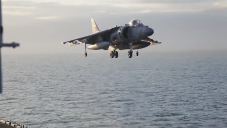 Marine-Harrier-Flugzeuge-Im-Einsatz-Auf-Dem-Deck-Eines-Flugzeugträgers