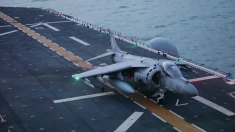 Marine-Harrier-Flugzeuge-Im-Einsatz-Auf-Dem-Deck-Eines-Flugzeugträgers-2