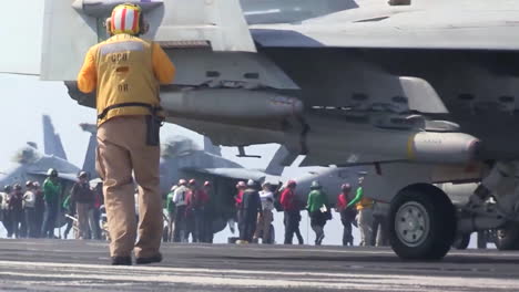 Varios-Aviones-A-Reacción-Taxi-Y-Maniobra-En-La-Cubierta-De-Un-Portaaviones