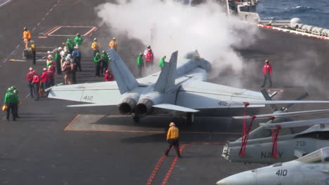 Verschiedene-Düsenflugzeuge-Starten-Vom-Deck-Eines-Flugzeugträgers-6