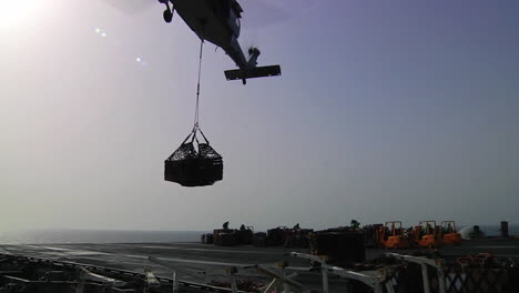 Hubschrauber-Transportieren-Güter-Zwischen-Flugzeugträgern-Während-Einer-Auffüllungsübung-Auf-See