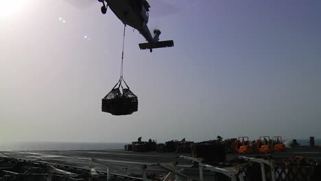 Los-Helicópteros-Mueven-Mercancías-Entre-Portaaviones-Durante-Un-Ejercicio-De-Reabastecimiento-En-El-Mar