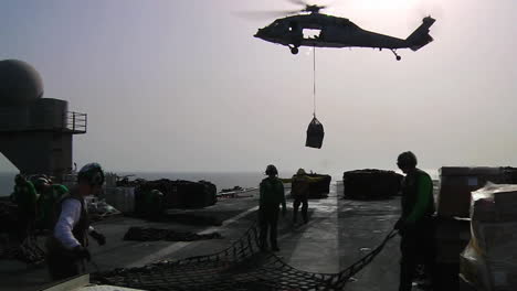 Los-Helicópteros-Mueven-Mercancías-Entre-Portaaviones-Durante-Un-Ejercicio-De-Reabastecimiento-En-El-Mar-2