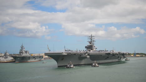 Ein-Flugzeugträger-Mit-Allen-Händen-An-Bord-Zieht-In-Pearl-Harbor-Hawaii-Ein