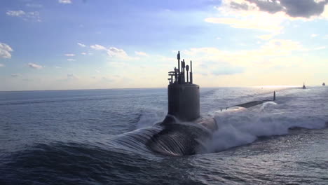 Excelentes-Antenas-Sobre-Un-Submarino-En-El-Mar