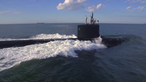 Excelentes-Antenas-Sobre-Un-Submarino-En-El-Mar-2