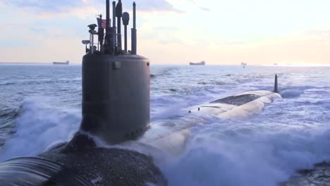 Excelentes-Antenas-Sobre-Un-Submarino-En-El-Mar-5