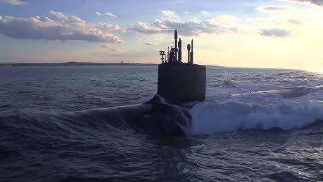 Excelentes-Antenas-Sobre-Un-Submarino-En-El-Mar-7