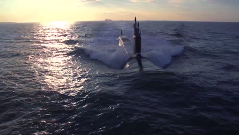 Excelentes-Antenas-Sobre-Un-Submarino-En-El-Mar-8