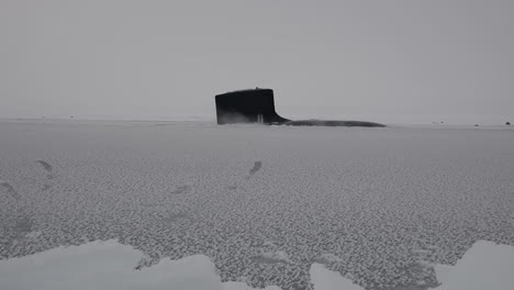 Ein-U-Boot-Taucht-In-Der-Arktis-Durch-Das-Meereis-Auf