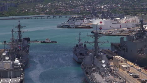 Ein-U-Boot-Bewegt-Sich-Durch-Pearl-Harbor-Hawaii-2