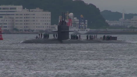 The-Uss-Oklahoma-City-Submarine-Enters-A-Harbor-In-Japón