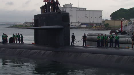 The-Uss-Oklahoma-City-Submarine-Enters-A-Harbor-In-Japón-2