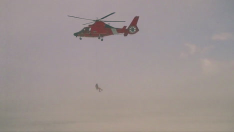 Ein-Flieger-Steigt-In-Einem-Schneesturm-Von-Einem-Such--Und-Rettungshubschrauber-Der-Küstenwache-Ab