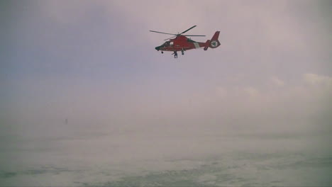 Ein-Flieger-Steigt-In-Einem-Schneesturm-Von-Einem-Such--Und-Rettungshubschrauber-Der-Küstenwache-Ab-1