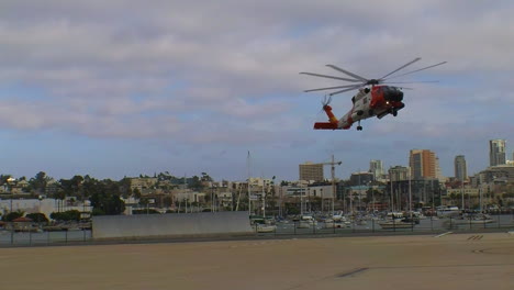 Helicóptero-De-La-Guardia-Costera-Aterriza-En-El-Lugar-De-Aterrizaje-Y-Los-Paramédicos-Llevan-A-Los-Heridos-Al-Hospital