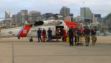 Helicóptero-De-La-Guardia-Costera-Aterriza-En-El-Lugar-De-Aterrizaje-Y-Los-Paramédicos-Llevan-A-Los-Heridos-Al-Hospital-1