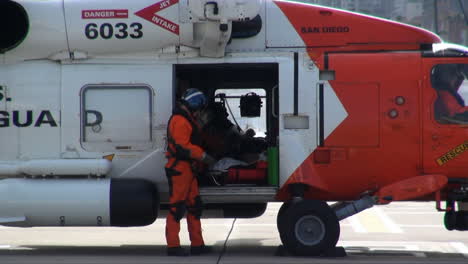Hubschrauber-Der-Küstenwache-Landet-Am-Landeplatz-Und-Verletzte-Werden-Von-Sanitätern-Ins-Krankenhaus-Gebracht-5