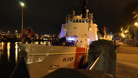 Imágenes-De-Lapso-De-Tiempo-Agradable-De-Barcos-De-La-Guardia-Costera-Estadounidense-En-Un-Río-4