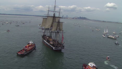 Antenne-über-Dem-Großsegler-Uss-Constitution-Im-Hafen-Von-Boston-2